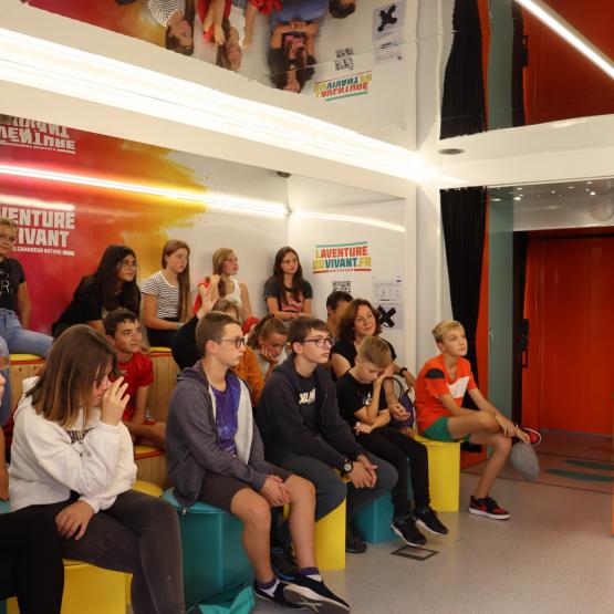 Dans le camion, les collégiens participaient au quizz proposé par les animateurs ©Amandine Marulier.