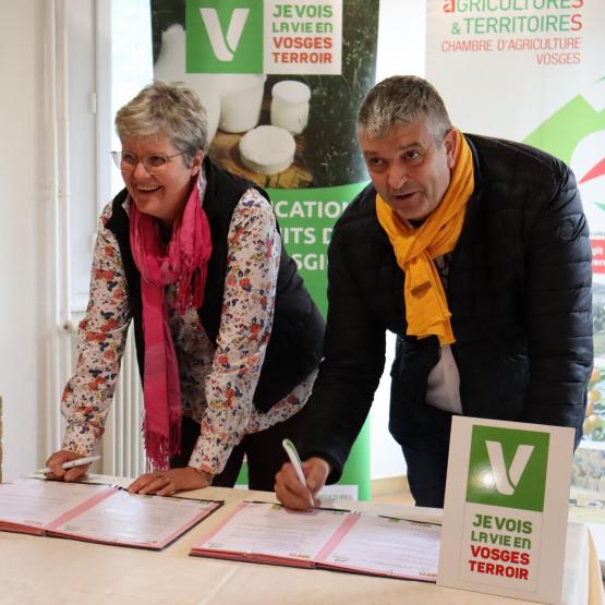 Claire Dupont, présidente de la MFR de Saulxures et Jérôme Mathieu, président de la Chambre d’Agriculture lors de la signature de la convention de partenariat ©Marion Falibois.