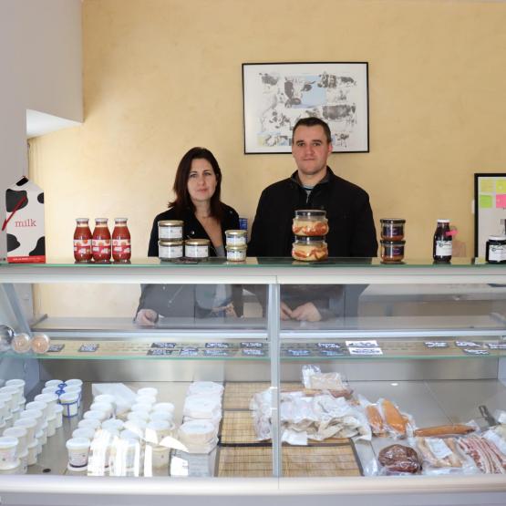 Audrey Baechler et Adrien Viriat dans leur magasin de vente directe installé sur la commune de Sainte Hélène ©Marion Falibois