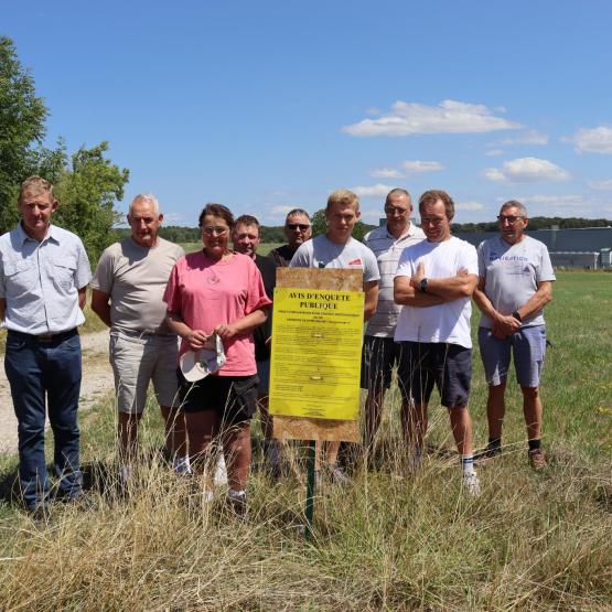 Une délégation d’agriculteurs s’est rassemblée sur la zone de la croisette pour protester contre le projet de parc photovoltaïque au sol ©Marion Falibois