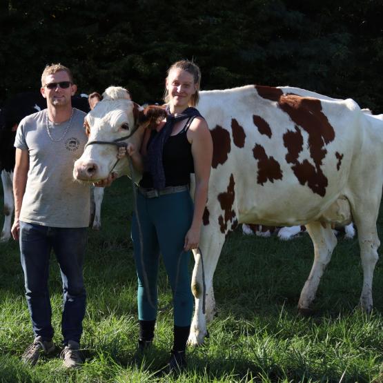 Cyril Viriat, Rosie Richard et Pinky Red, Red Holstein en 3e lactation qui sera présentée la semaine prochaine à Agrimax Photo : Marion Falibois