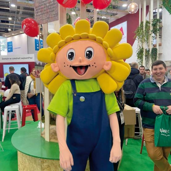 La mascotte Jim ira à la rencontre du public au travers du département de la Moselle jusqu’à la l’ouverture de la douzième édition de Terres de Jim. © Photo Terres de Jim 2025