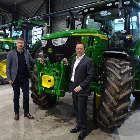 Nicolas Pereira, directeur général de Haag et Alexandre Michel, président de Groupe Europe Holding, dans la nouvelle base d’Azerailles, en cours d’aménagement et qui sera dédiée à la préparation des tracteurs neufs. Photo : J.-L. M.