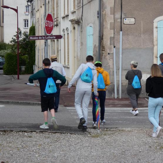 La grisaille n’a pas entamé la motivation des marcheurs qui se sont mobilisés pour l’association, photo Lucette Michel