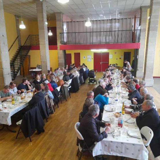 Pour célébrer 40 ans de travail en commun, les adhérents se sont réunis autour d’un repas ©FDCUMA