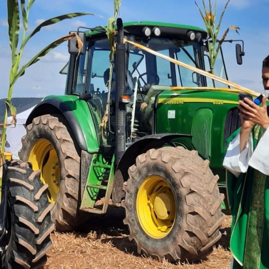 Avant que ne débutent les épreuves, le prêtre Damien Bessot a béni les tracteurs des finalistes © D.R.