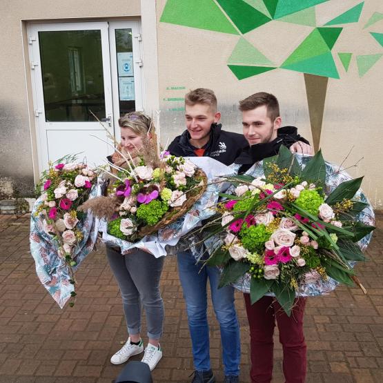 (De g. à d.) Chloé Bourgeois qui a porté l’art floral de l’EHP jusqu’à la 5e place nationale, Louis Lecler et Kerrian Blaise duo vainqueur de la catégorie paysagiste Photo Matthieu PALMIERI