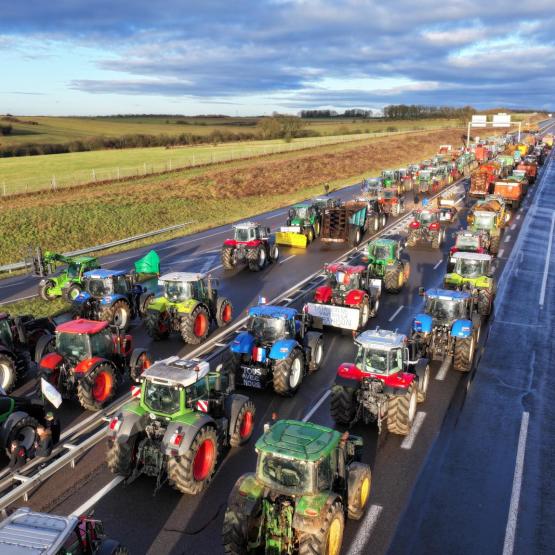 150 tracteurs vosgiens ont pris place sur l’autoroute A31 du vendredi au samedi ©Benjamin Lacroix	