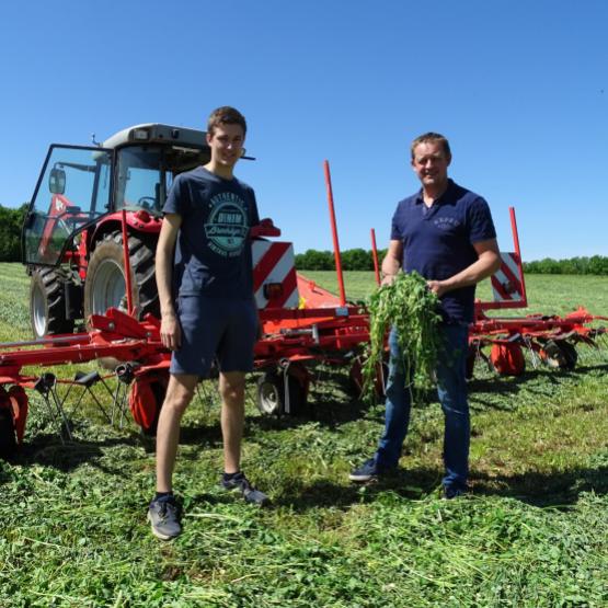 Célestin, étudiant ingénieur agro, vient prêter main forte à son père, Thierry Mourot, à l’heure de la récolte de l’herbe. Photo : JL.Masson