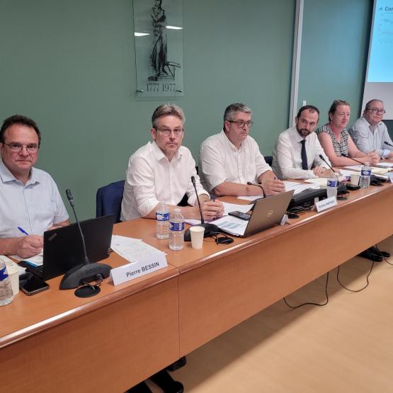 De g. à d. : Pierre Bessin (DRAAF) ; Yann Dacquay (dg CRAGE) ; Jérôme Mathieu (pdt CRAGE) ; Samuel Bouju (secrétaire général préfecture) ; Béatrice Moreau (vice-pdte Conseil régional) et Hervé Sanchez (vice-pdt CRAGE). Photo : JL.Masson