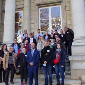 Les étudiants aux côtés du député Stéphane Viry devant l’Assemblée Nationale. 
