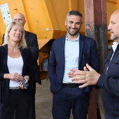 Nathalie Loiseau et Bérengère Abba étaient en visite au GAEC de la Farrière dans le cadre des prochaines élections européennes. Photo Mélanie Becker