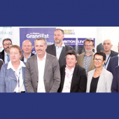 Photo de famille dans les allées du salon Agrimax, à Metz, le 23 octobre : l’ensemble des partenaires réunis lors de la signature du protocole d’engagement pour le déploiement du programme Ambition Éleveurs. © Photo DR