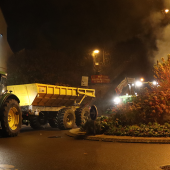 Panneaux bâchés, ronds-points enflammés… Tout au long de leur parcours les agriculteurs ont laissé des signes de leur opposition au Mercosur. © Photo FDSEA 88