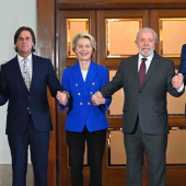 Ursula Van der Leyen et les 4 présidents sud-américains lors de la signature de l’accord de libre-échange le 6 décembre. © Photo DR