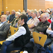 La rencontre s’est poursuivie sur une note festive, avec l’intervention de la troupe des "Perroqueurs public". Photo : H.Flamant