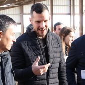 Cette visite d’exploitation était l’occasion pour le Préfet des Vosges, Blaise Gourtay d’aller à la rencontre du monde agricole pour mieux en comprendre les enjeux. © Photo Marion Falibois