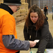 Lors de l’épreuve de génétique, les candidats sélectionnent un bélier parmi les quatre qui leur sont présentés. © Photo Marion FALIBOIS