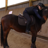 Pauline Badiola, élève en CAP Palefrenier Soigneur à Harol, souhaiterait réaliser un Bac pro CGEH puis devenir monitrice d’équitation. © Photo Mélanie Becker