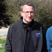 Arnaud Lemarchal et son père Claude, deux générations unies autour d’une même vision : faire évoluer le Gaec de Longpré vers un modèle agricole plus durable et résilient. © Photo DR
