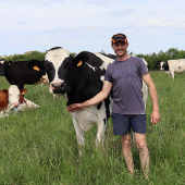 Cédric Granclair élève une cinquantaine de vaches laitières, à Nonville, dans les Vosges. © Photo Mélanie Becker