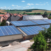 Avec leurs vastes toitures, les agriculteurs disposent d’un atout pour produire de l’énergie renouvelable à grande échelle. © Photo Ilona Bonjean