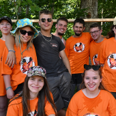 Les élèves de l’association «Créateurs De Solidarité » ont œuvrés aux côtés des Pinsons en Fête pour organiser les Échappées Gourmandes. © Photo MFR – CFR Gugnécourt