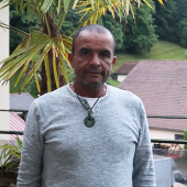 Frantz Ledoyen, dit Kakouk est un tisaneur de La Réunion. De passage dans les Vosges il présente son travail pour la reconnaissance des vertus des plantes de son île. © Photo Marion Falibois
