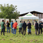Durant la matinée, les agriculteurs naviguaient entre les ateliers pour découvrir les propriétés des différents produits. © Photo Marion FALIBOIS