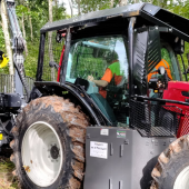 La dernière acquisition de l'établissement : un tracteur agricole équipé forestier avec une remorque à grue ©Campus agricole et forestier de Mirecourt