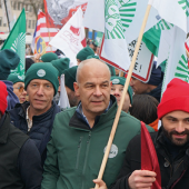 Arnaud Rousseau, ici en tête de cortège, a prononcé un discours particulièrement offensif. Il en appelle à la conscience européenne. © Photo D.L. EAV