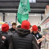 La Fdsea et les Ja 88 se sont réunis dans les rayons pour dénoncer le manque de transparence dans la répartition de la valeur et faire réagir les consommateurs. © Photo Camille COQUET