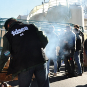 Camions bloqués, bennes versées, produits stickés, les agriculteurs vosgiens ont protesté contre la baisse du prix du lait. © Photo FDSEA 88
