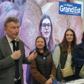 Le président de la Région, Franck Leroy (au micro), a inauguré l’espace Grand Est au Salon de l’agriculture, avec Jérôme Mathieu (à d.), entourés de jeunes en formation agricole. © Photo DR