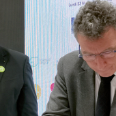 Franck Leroy, pdt Région Grand Est (à d.), Jérôme Mathieu, pdt CRAGE, et 52 acteurs de la région ont signé la charte «Vers une méthanisation durable en Grand Est». Photo : H.Flamant