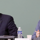 Jérôme Mathieu, président de la Crage, et Béatrice Moreau, vice-présidente de la Région, ont débattu de l‘écocontribution poids lourds voulue par la Région. © Hélène FLAMANT