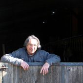 Michel Bouy, vétérinaire sanitaire, intervenant dans un élevage de chèvres. © Camille COQUET