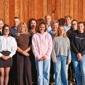 Photo de rentrée pour la première promotion du certificat de spécialisation «Collecte de grains et vente d’agrofournitures», entourée par les formateurs des Mfr et des coopératives. © A. JOZWIK