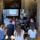 Lors des portes ouvertes au GAEC de Blanc Caillou, les équipes de LORIAL et leurs partenaires ont partagé leurs connaissances  avec les éleveurs afin d’optimiser l’alimentation de leurs moutons. © LORIAL