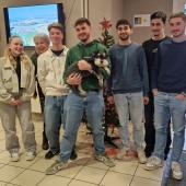 Les premières années du BTSA TC “Biens et services pour l’agriculture”, accompagnés de Véronique Sol, coréférente du BTSA, et de Jocko, «notre source de bien-être au travail». © Photo DR