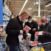 Opération étiquetage sur les produits laitiers dont le prix est inférieur à 0,74€/l. Photo : M.Palmieri