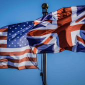 Ddrapeaux des 2 pays : USA et Grande Bretagne. © Photo DR iStock