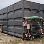 Le caisson mobile est une cuve intermédiaire qui assure l’alimentation du flux d’engrais vers la tonne à lisier sur le terrain. 