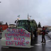 sur les pancartes des manifestants on pouvait lire « Leclerc l’hypermarché qui nous enterre »