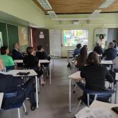 La visite a débuté en salle de classe avec une présentation du campus par la directrice ©Guillaume Bonnard