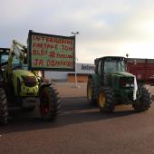 sur le parking de Mirecourt les tracteurs des JA de Dompaire clamaient « Intermarché partage ton blé ! » photo Marion Falibois
