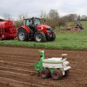 Juste à côté des ateliers de conduite de tracteur, un robot en autoguidage désherbait le sol, photo Marion Falibois.