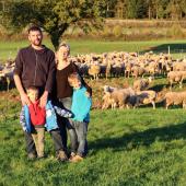 Associés au sein du GAEC Brebis et compagnie,  Antoine et Eglantine Marchal sont éleveurs de brebis laitières ©Marion Falibois