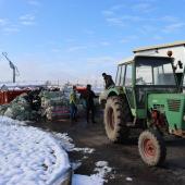 Aidé par Florian Pierre er Nolan François du Point Vert de Dounoux, l’exploitant dépose les déchets préalablement nettoyés et triés dans les bennes prévues à cet effet ©Marion Falibois