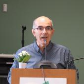 Le photographe photographié : au tour de Jean-Luc d’être pris «de face et en gros plan» comme il a toujours pris soin de le faire lui-même pour les intervenants des nombreuses assemblées qu’il a couvertes. © Photo Justine Joris